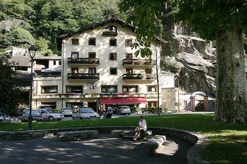 Crimea Wine Hotel Chiavenna Exterior foto